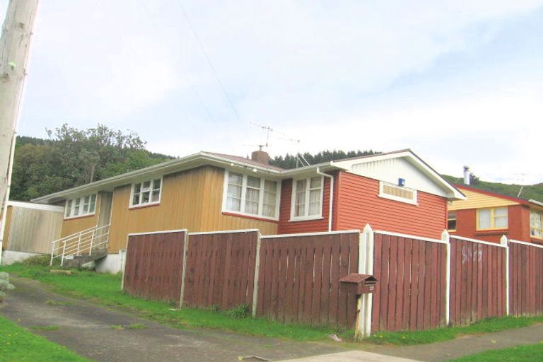 Photo of property in 37 Victory Crescent, Tawa, Wellington, 5028