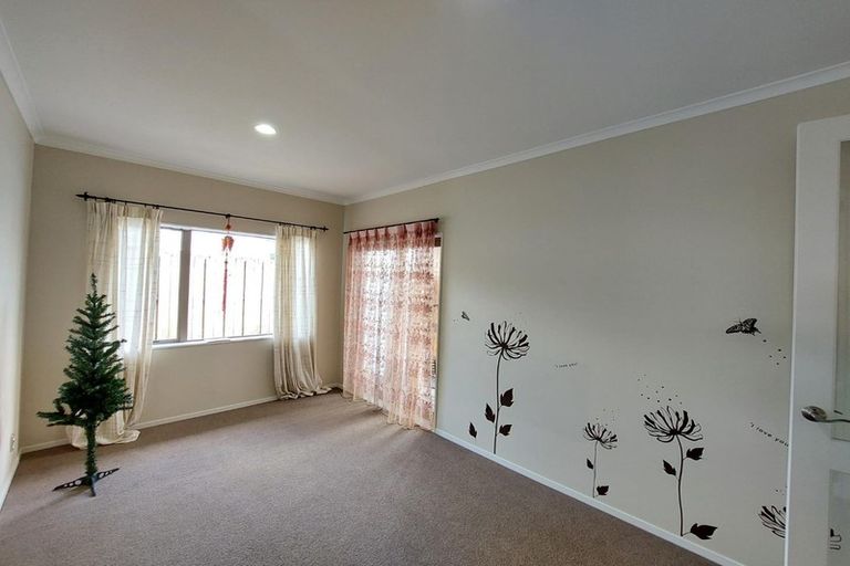 Photo of property in 16h Lincoln Road, Henderson, Auckland, 0610