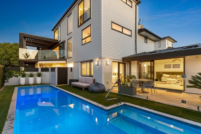 Photo of property in 24 Tiri Road, Milford, Auckland, 0620
