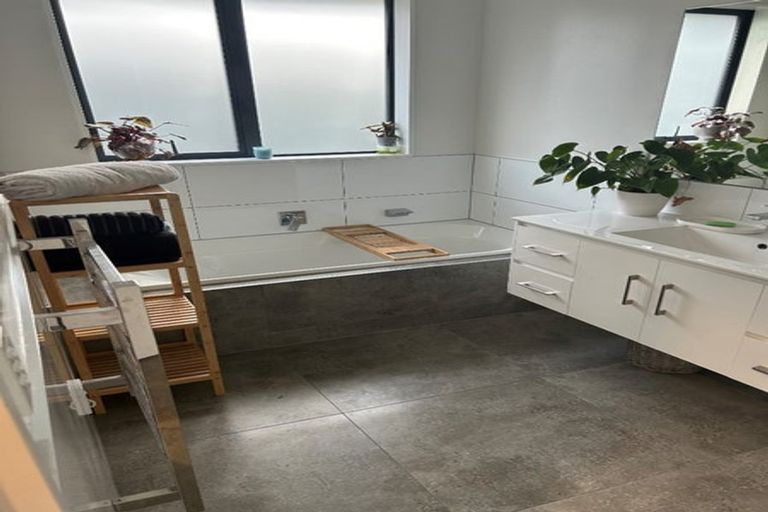 Photo of property in 16 Lippiatt Crescent, Pokeno, 2402