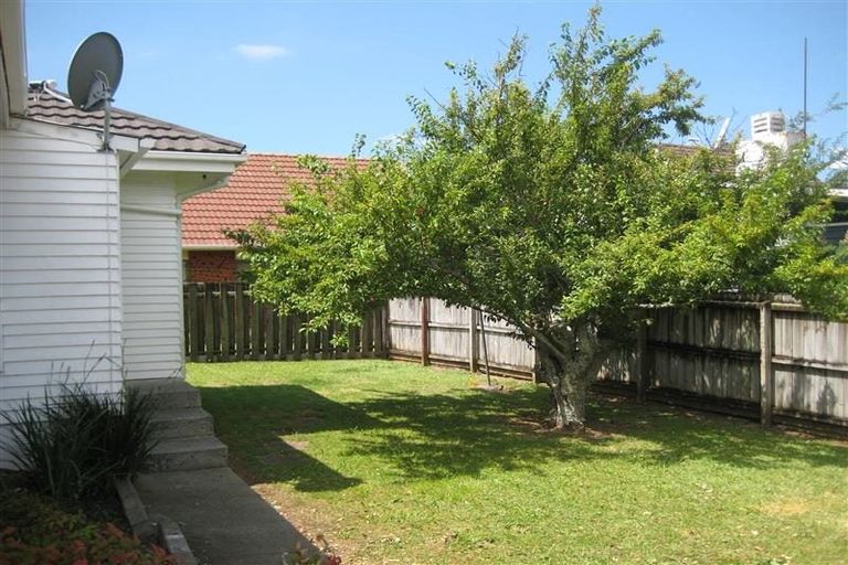 Photo of property in 2/66 Wellington Street, Howick, Auckland, 2014