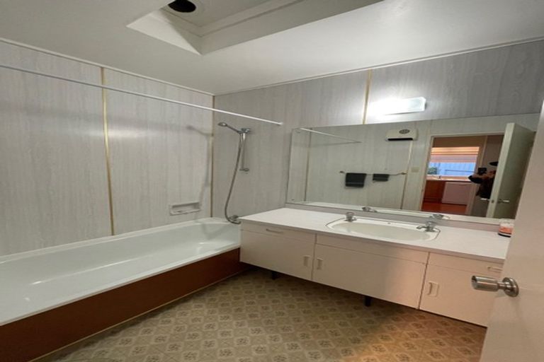 Photo of property in 2/11 Parr Terrace, Castor Bay, Auckland, 0620