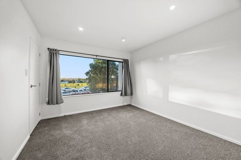 Photo of property in 60 Bordeaux Parade, Te Atatu South, Auckland, 0610