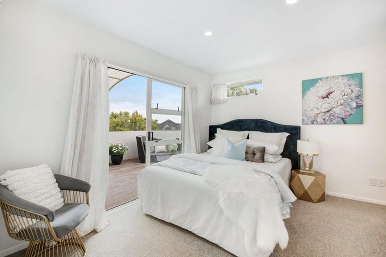 Photo of property in 12 Mandeville Place, Unsworth Heights, Auckland, 0632