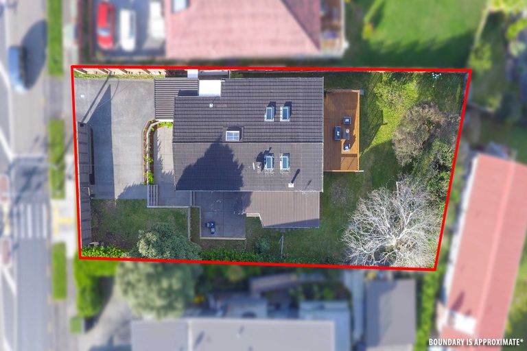 Photo of property in 99 Pupuke Road, Northcote, Auckland, 0627