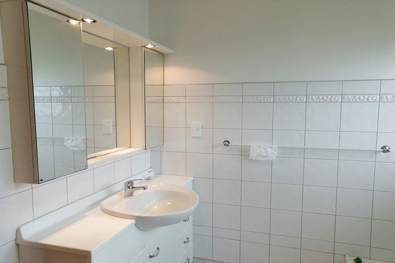 Photo of property in 1/11 Strabo Place, Windsor Park, Auckland, 0632