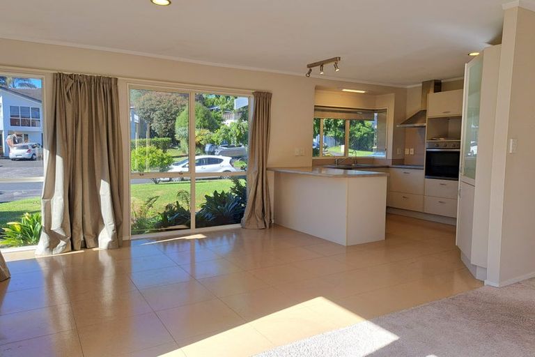 Photo of property in 9 Harbour Lights Close, West Harbour, Auckland, 0618