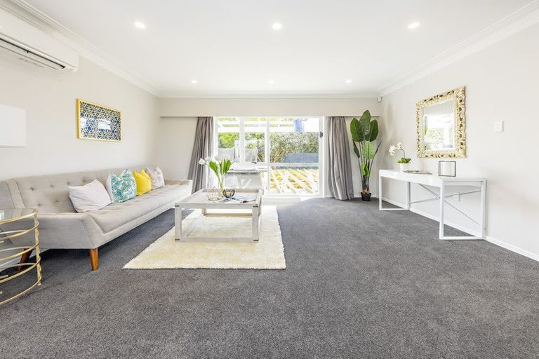 Photo of property in 6 Brouder Place, Hillpark, Auckland, 2102