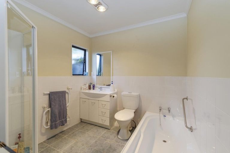 Photo of property in 6 Marlene Avenue, Te Atatu South, Auckland, 0610