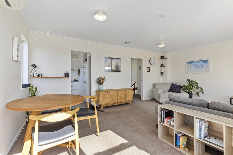 Photo of property in 2/10 Downing Street, Crofton Downs, Wellington, 6035