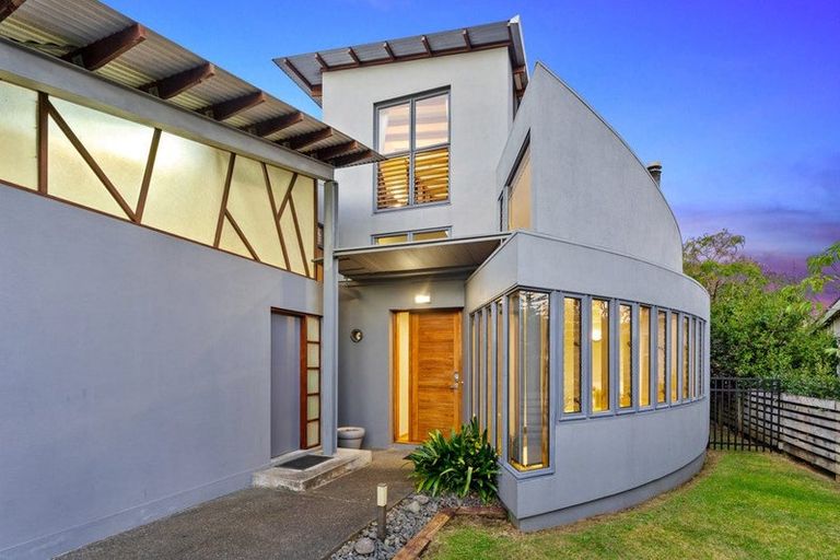 Photo of property in 65 Forrest Hill Road, Milford, Auckland, 0620