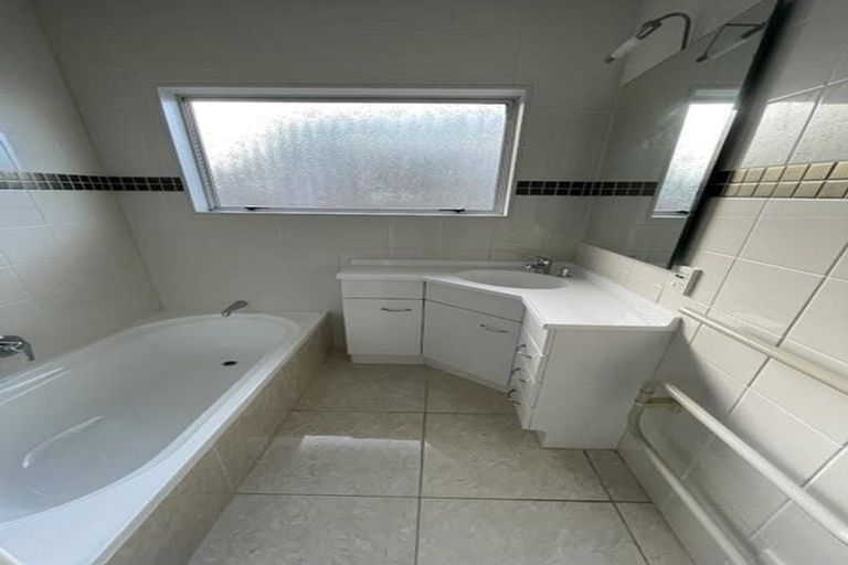 Photo of property in 1/6 Phillip Parade, Forrest Hill, Auckland, 0620