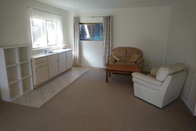 Photo of property in 2/8 Sandown Road, Rothesay Bay, Auckland, 0630