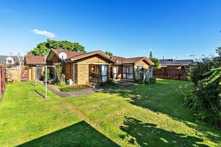 Photo of property in 11 Evanda Crescent, Conifer Grove, Takanini, 2112