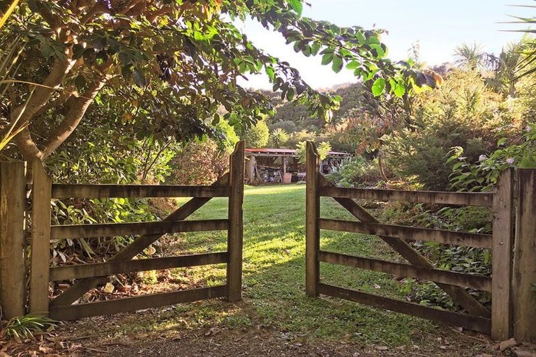 Photo of property in 76 Top Town Place, Coromandel, 3506