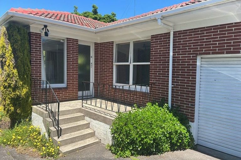 Photo of property in 2/8 Evelyn Place, Hillcrest, Auckland, 0627