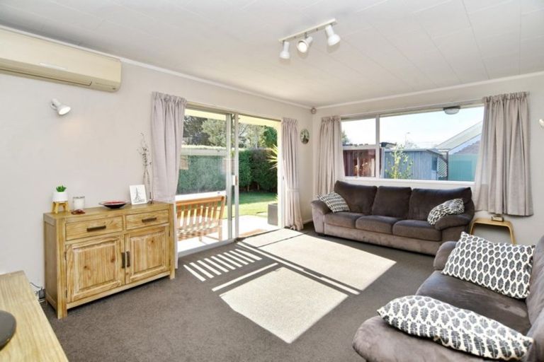 Photo of property in 2/10 Salford Avenue, Redwood, Christchurch, 8051