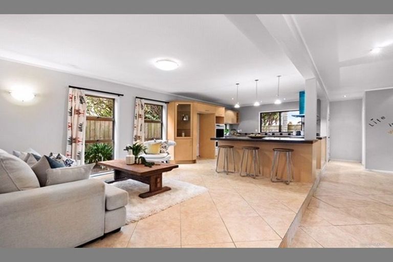 Photo of property in 16 Cobblestone Lane, Hillcrest, Auckland, 0627