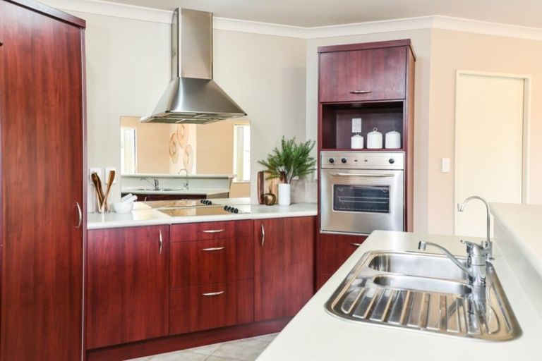 Photo of property in 90 Farnborough Drive, Grandview Heights, Hamilton, 3200