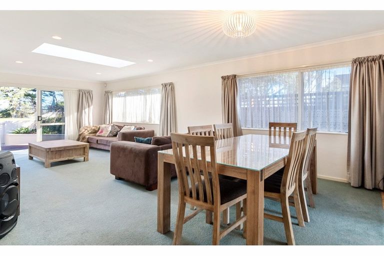 Photo of property in 37 Roys Road, Weymouth, Auckland, 2103