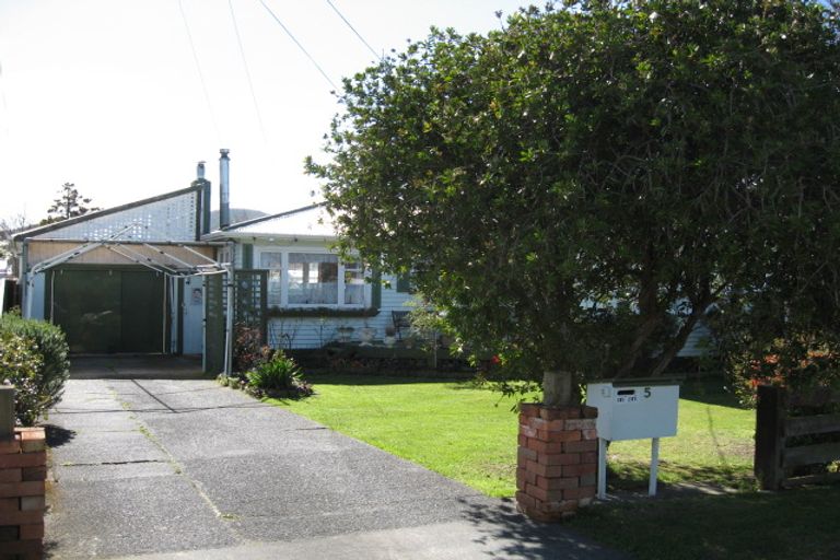 Photo of property in 5 Kent Street, Wainuiomata, Lower Hutt, 5014