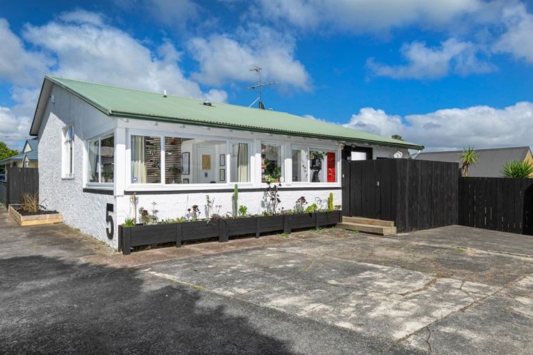 Photo of property in 5 Don Buck Road, Henderson, Auckland, 0614