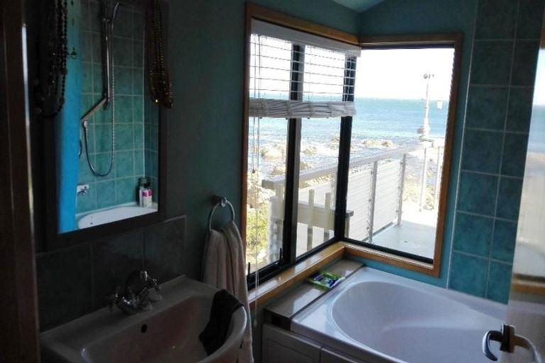 Photo of property in 166 The Esplanade, Houghton Bay, Wellington, 6023