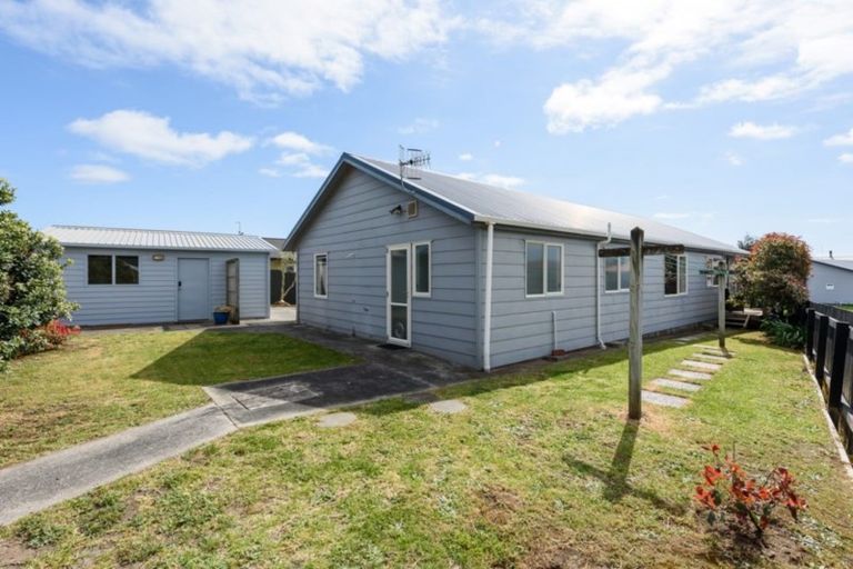 Photo of property in 32 Rutherford Drive, Waikanae Beach, Waikanae, 5036