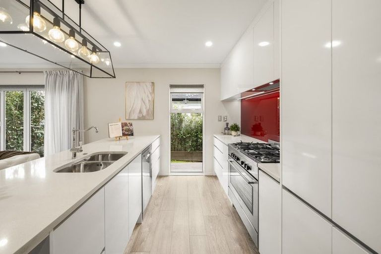 Photo of property in 16 Twin Parks Rise, Papakura, 2110