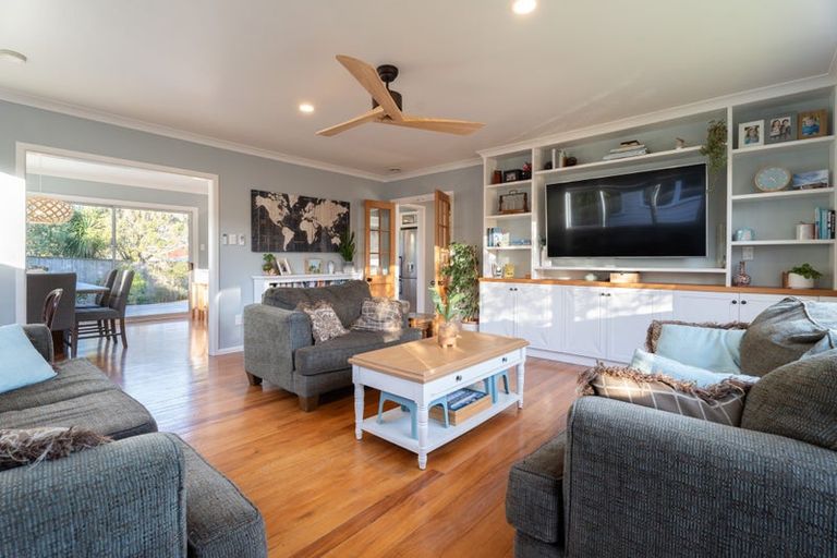 Photo of property in 2 Fitzwilliam Terrace, Tawa, Wellington, 5028