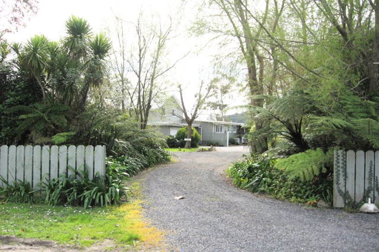Photo of property in 15 Pottery Lane, Coromandel, 3506