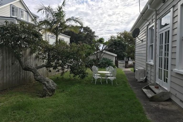 Photo of property in 7 Waterview Road, Stanley Point, Auckland, 0624
