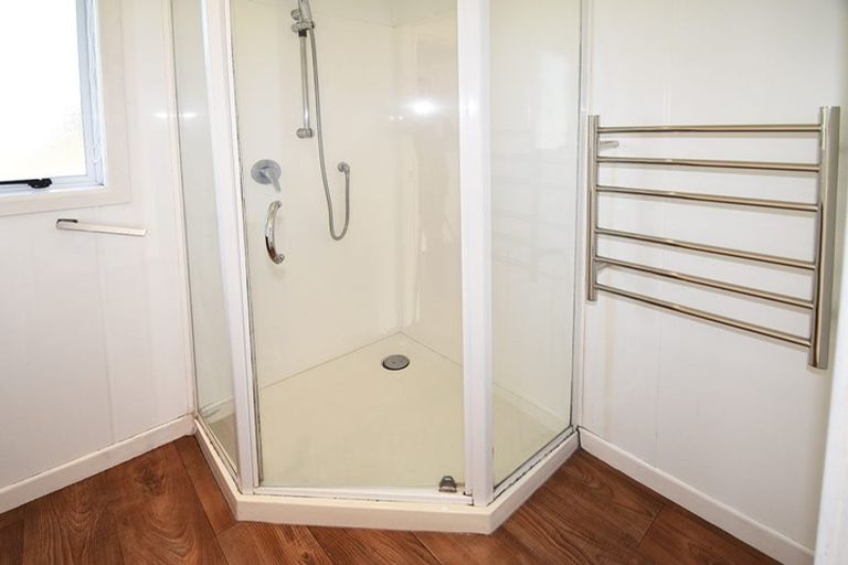 Photo of property in 52 Beaubank Road, Kelston, Auckland, 0602