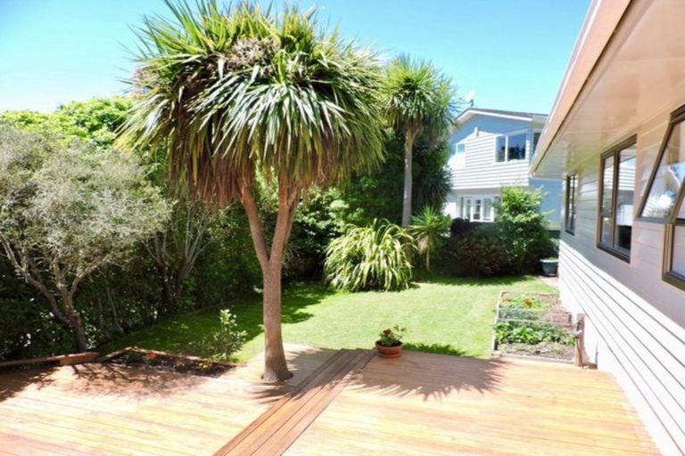 Photo of property in 86 Larsen Crescent, Tawa, Wellington, 5028