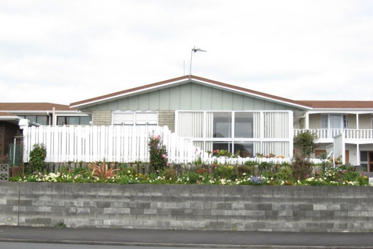Photo of property in 2/498 Devon Street East, Strandon, New Plymouth, 4312