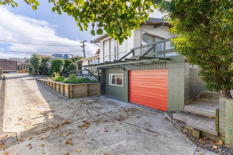 Photo of property in 6 Tahi Road, Paraparaumu Beach, Paraparaumu, 5032