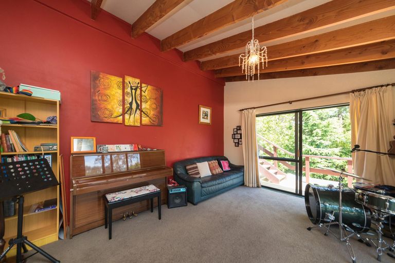 Photo of property in 35 Heathcote Place, Fitzherbert, Palmerston North, 4410