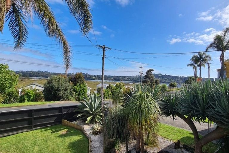 Photo of property in 3 The Terrace, Herald Island, Auckland, 0618