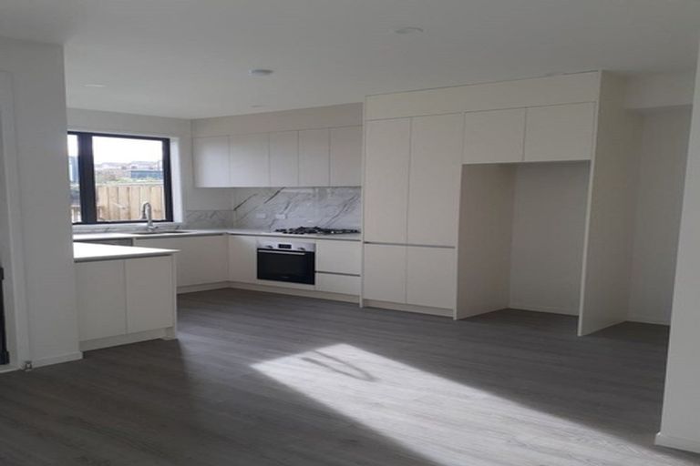 Photo of property in 16 Karoro Road, One Tree Point, 0118