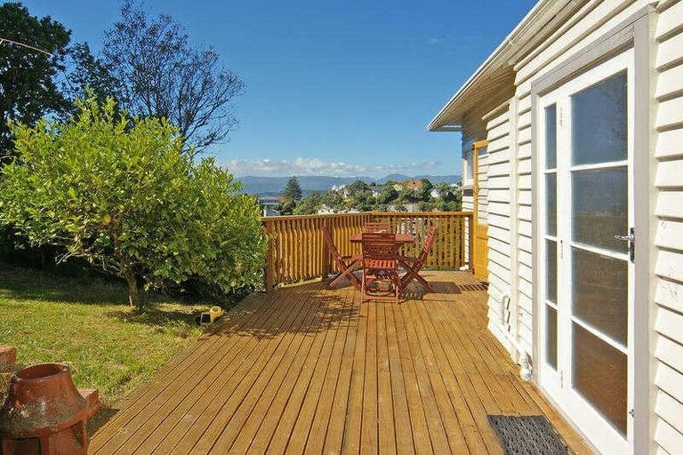 Photo of property in 8 Raroa Crescent, Northland, Wellington, 6012