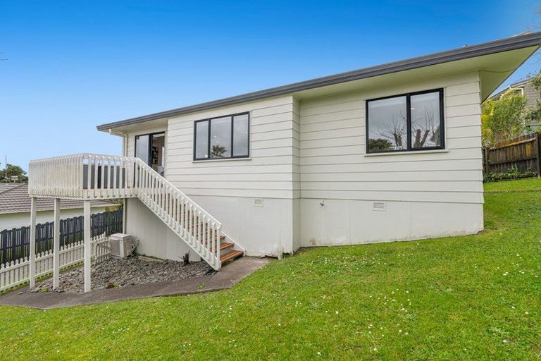 Photo of property in 2/15 Exeter Place, Unsworth Heights, Auckland, 0632