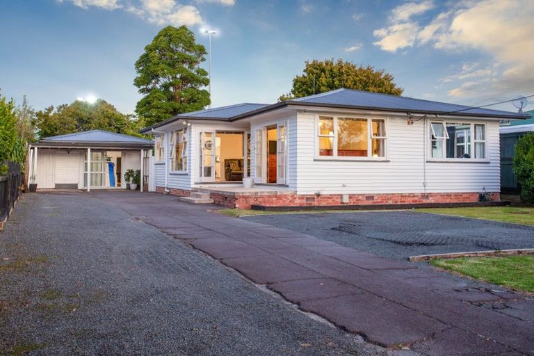 Photo of property in 84 Matipo Road, Te Atatu Peninsula, Auckland, 0610
