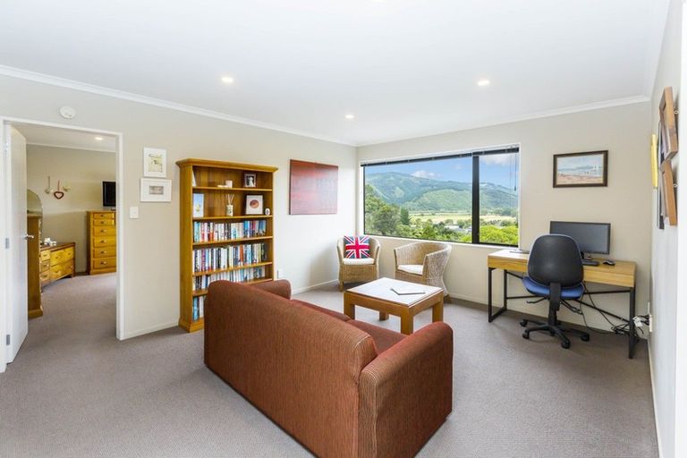 Photo of property in 12 Sylvan Way, Silverstream, Upper Hutt, 5019