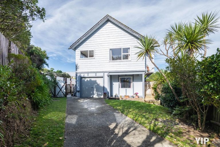 Photo of property in 52 Colchester Crescent, Newlands, Wellington, 6037