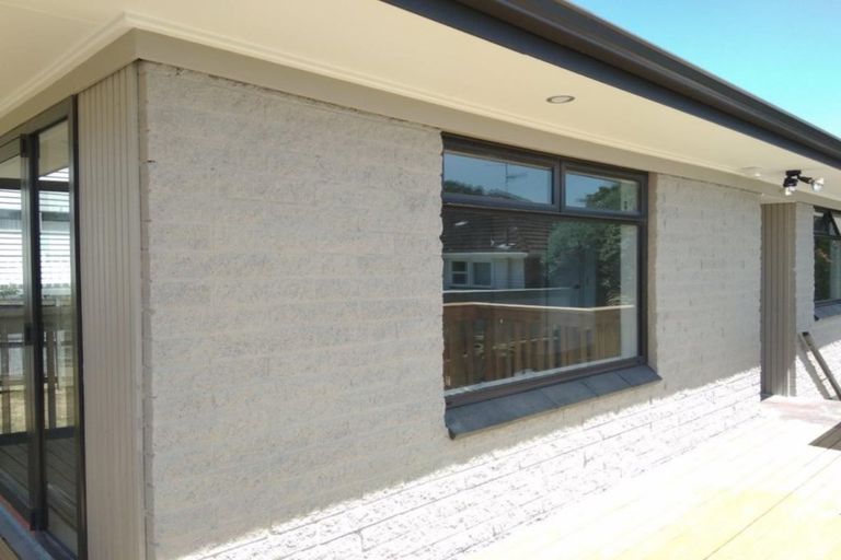 Photo of property in 2/21a Ludlow Terrace, Totara Vale, Auckland, 0627