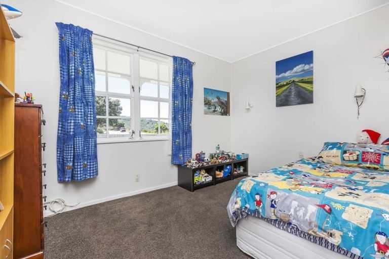 Photo of property in 90 Akaroa Drive, Maupuia, Wellington, 6022