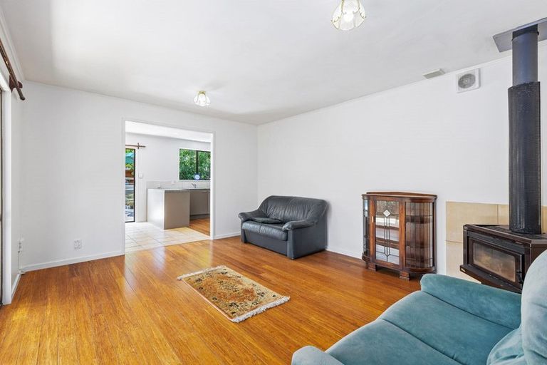 Photo of property in 2/24 Lambrown Drive, Totara Vale, Auckland, 0629