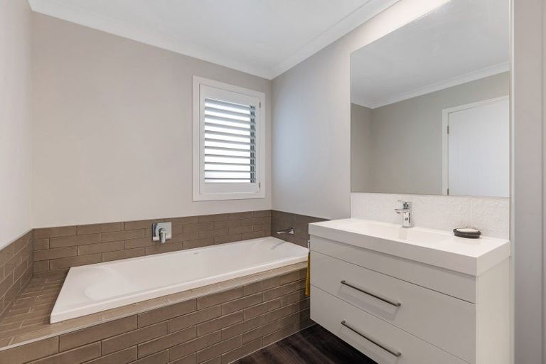 Photo of property in 1 Waimarama Court, Roslyn, Palmerston North, 4414