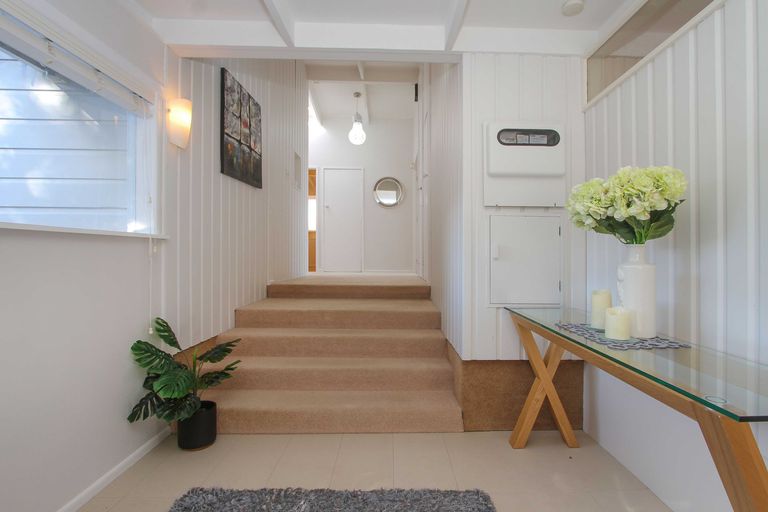 Photo of property in 99 Pupuke Road, Northcote, Auckland, 0627