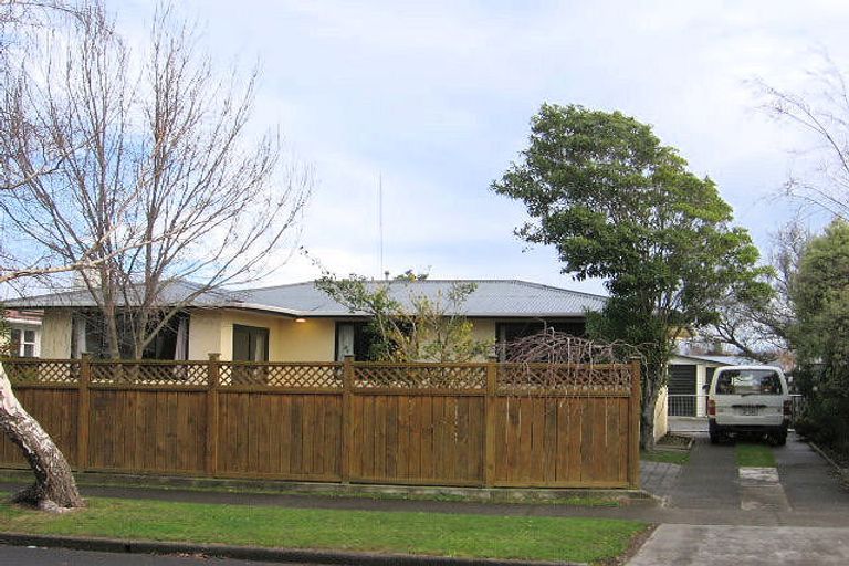 Photo of property in 14 Ruamahanga Crescent, Terrace End, Palmerston North, 4410